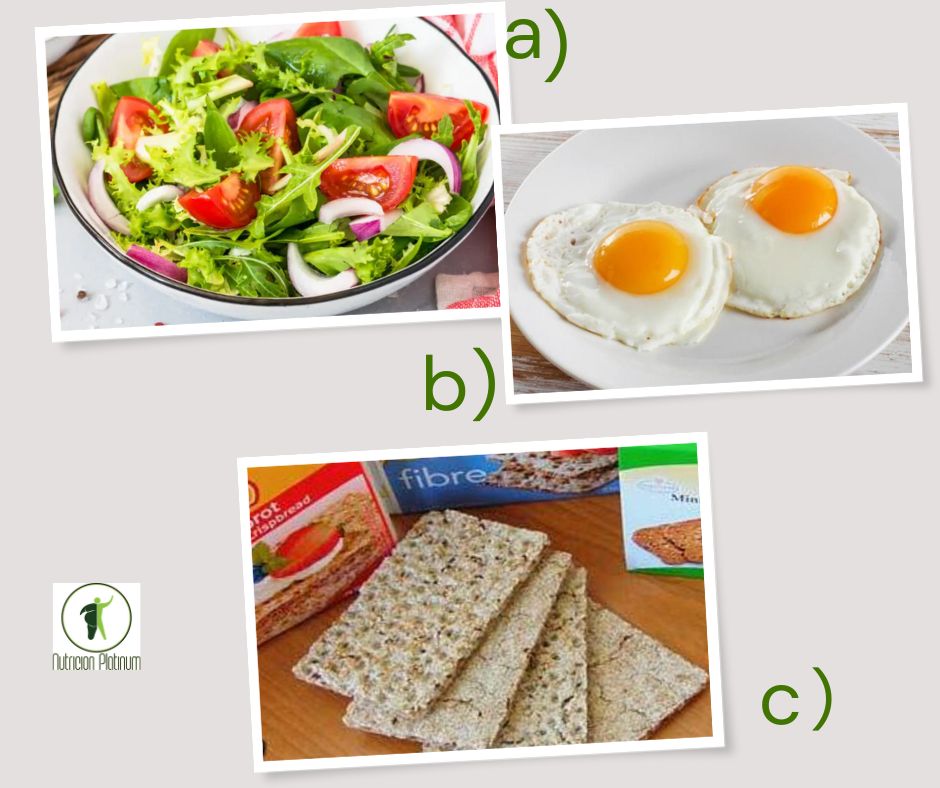 Ensalada tradicional con huevos a la plancha y pan tipo wasa